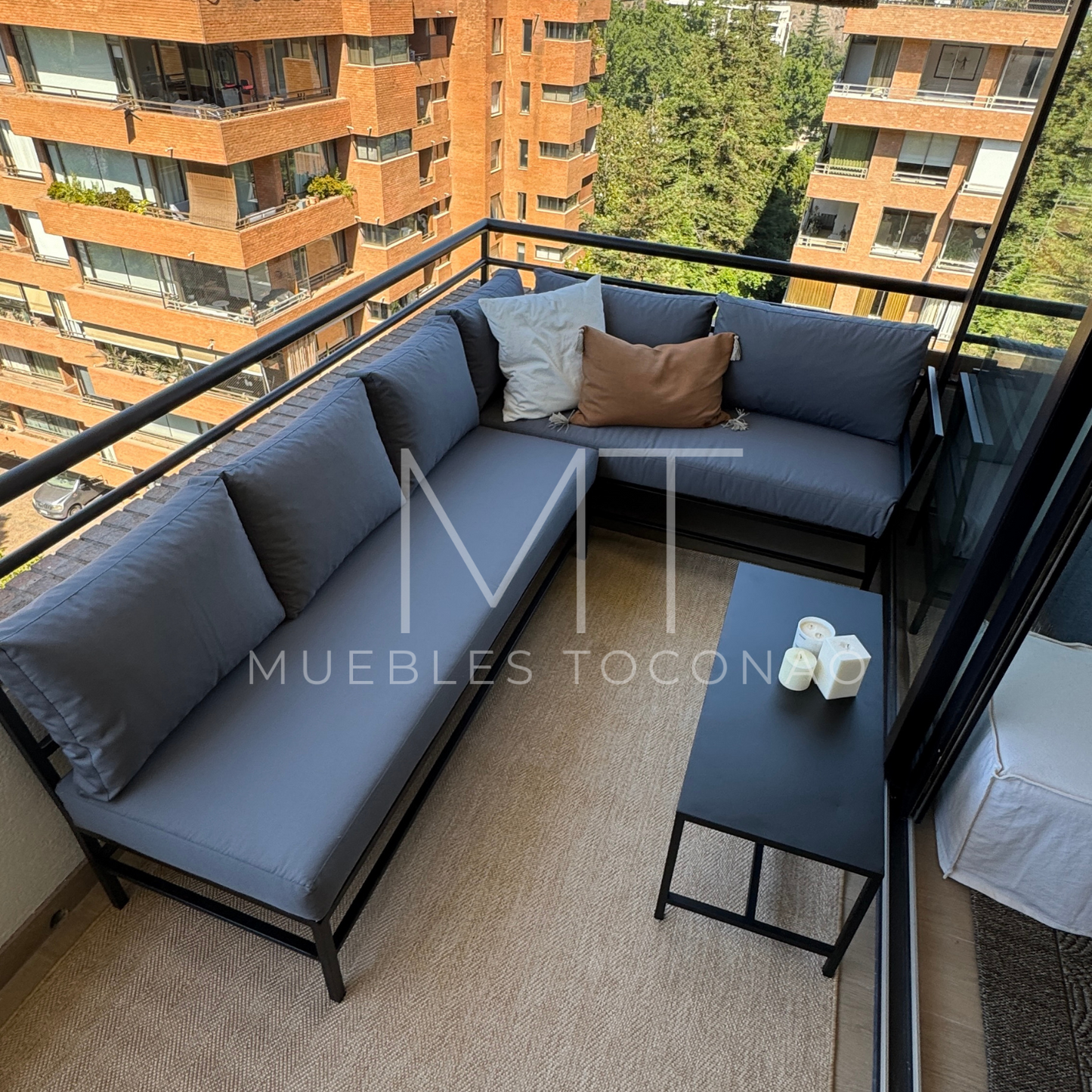 Mesa de centro cubierta latón. Patas en H