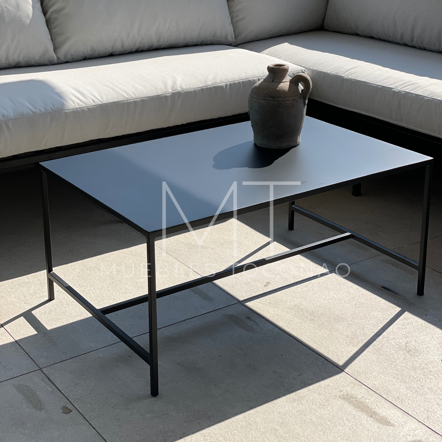 Mesa de centro cubierta latón. Patas en H