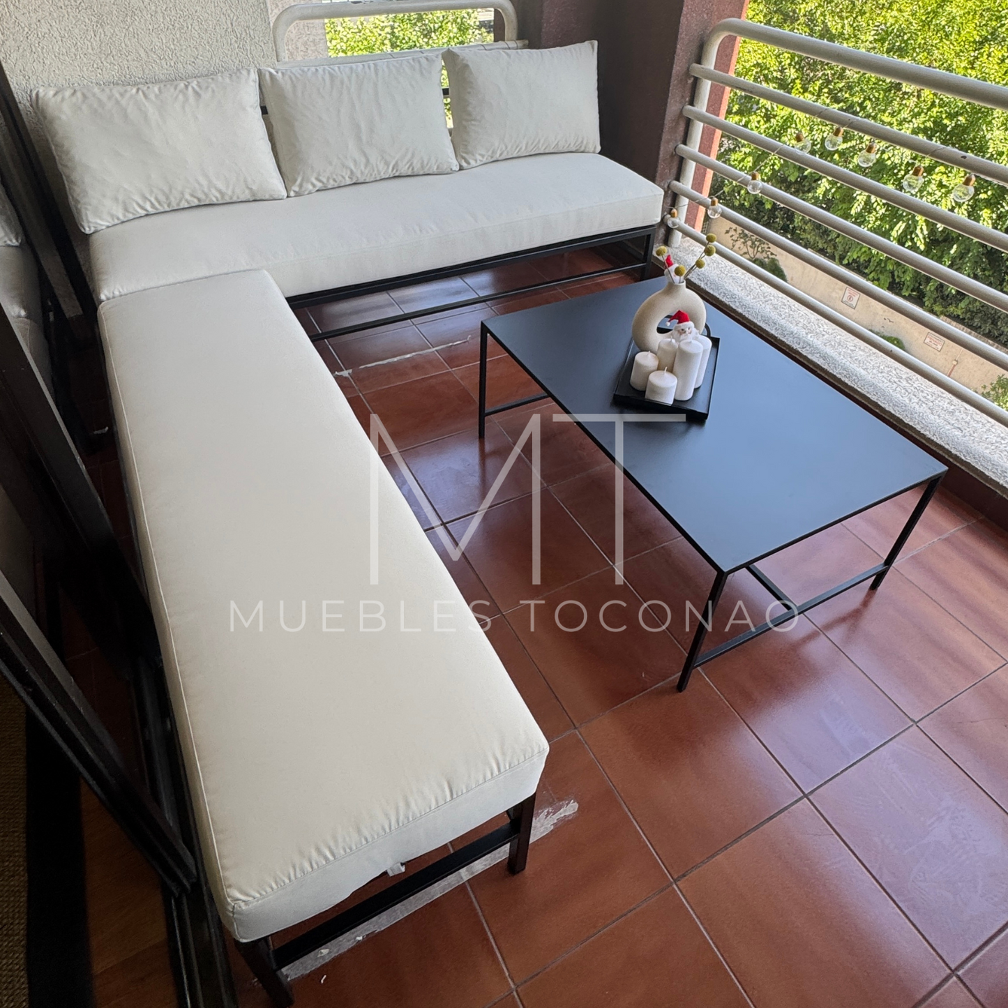 Mesa de centro cubierta latón. Patas en H