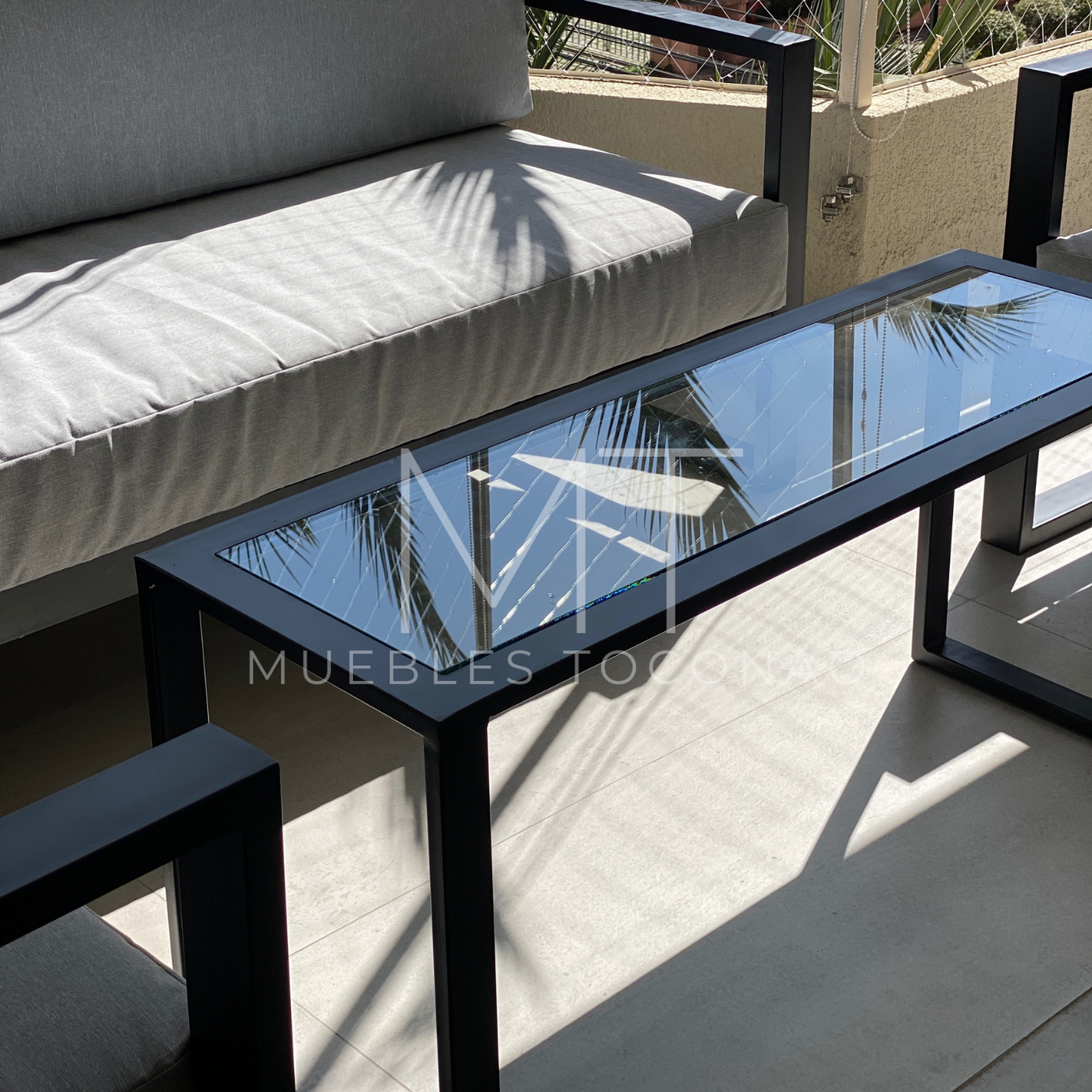 Mesa de Centro cubierta vidrio. Patas corchete
