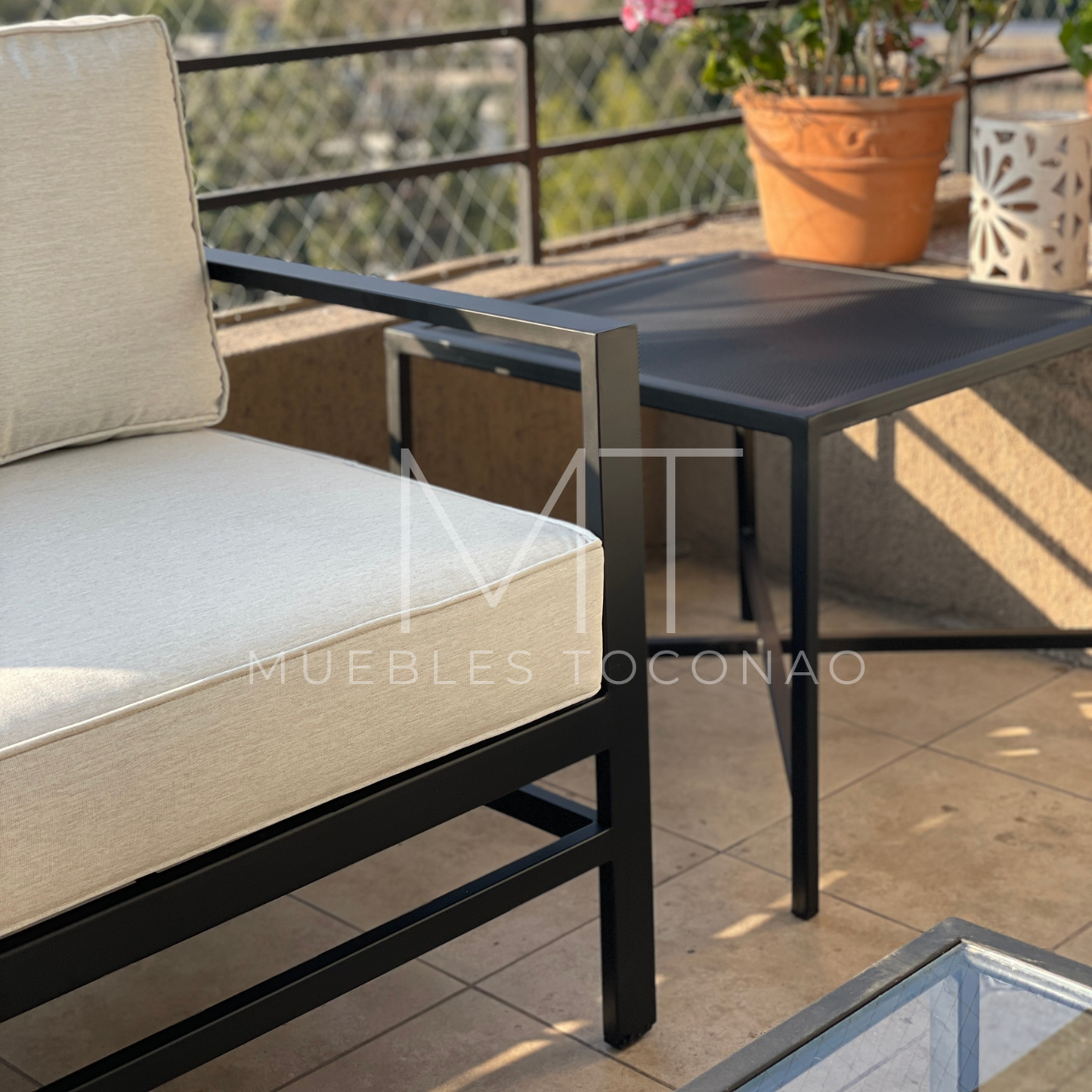Mesa de centro cubierta latón. Patas X