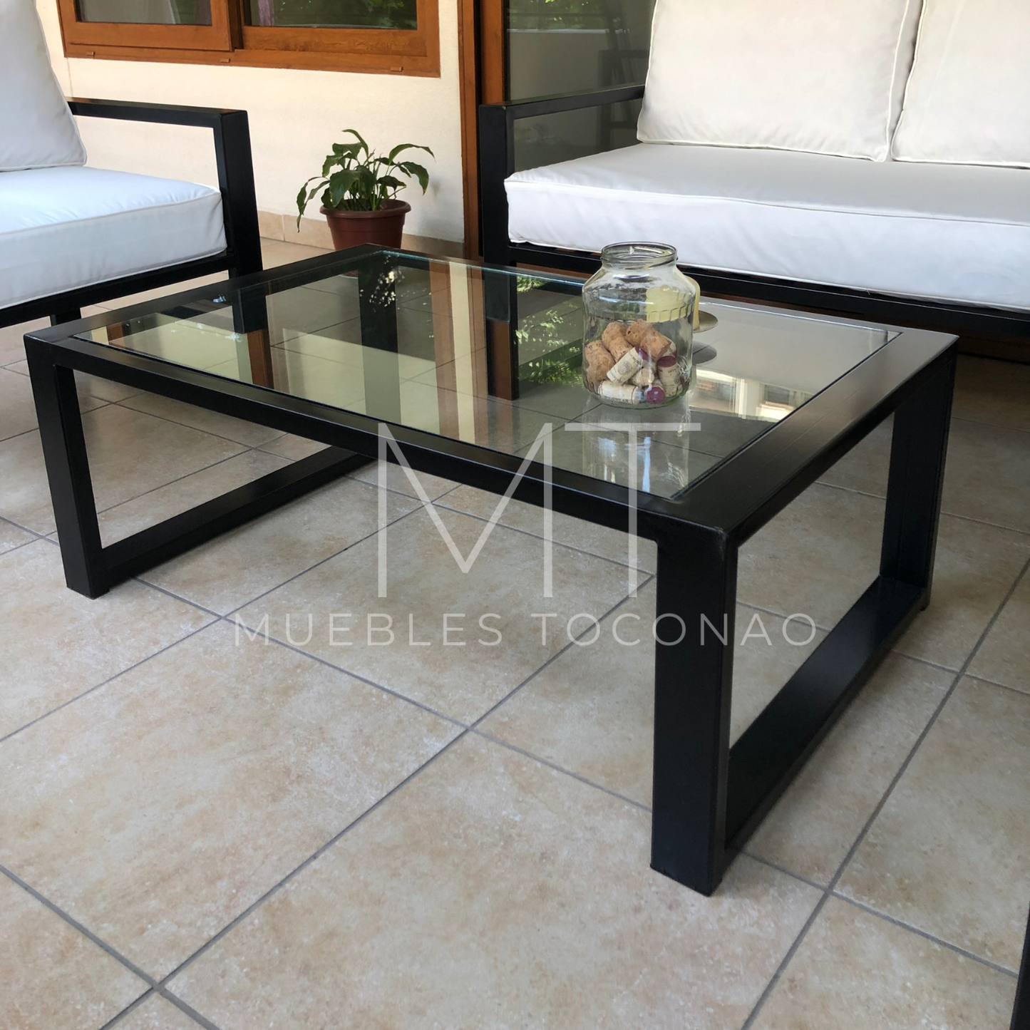 Mesa de Centro cubierta vidrio. Patas corchete