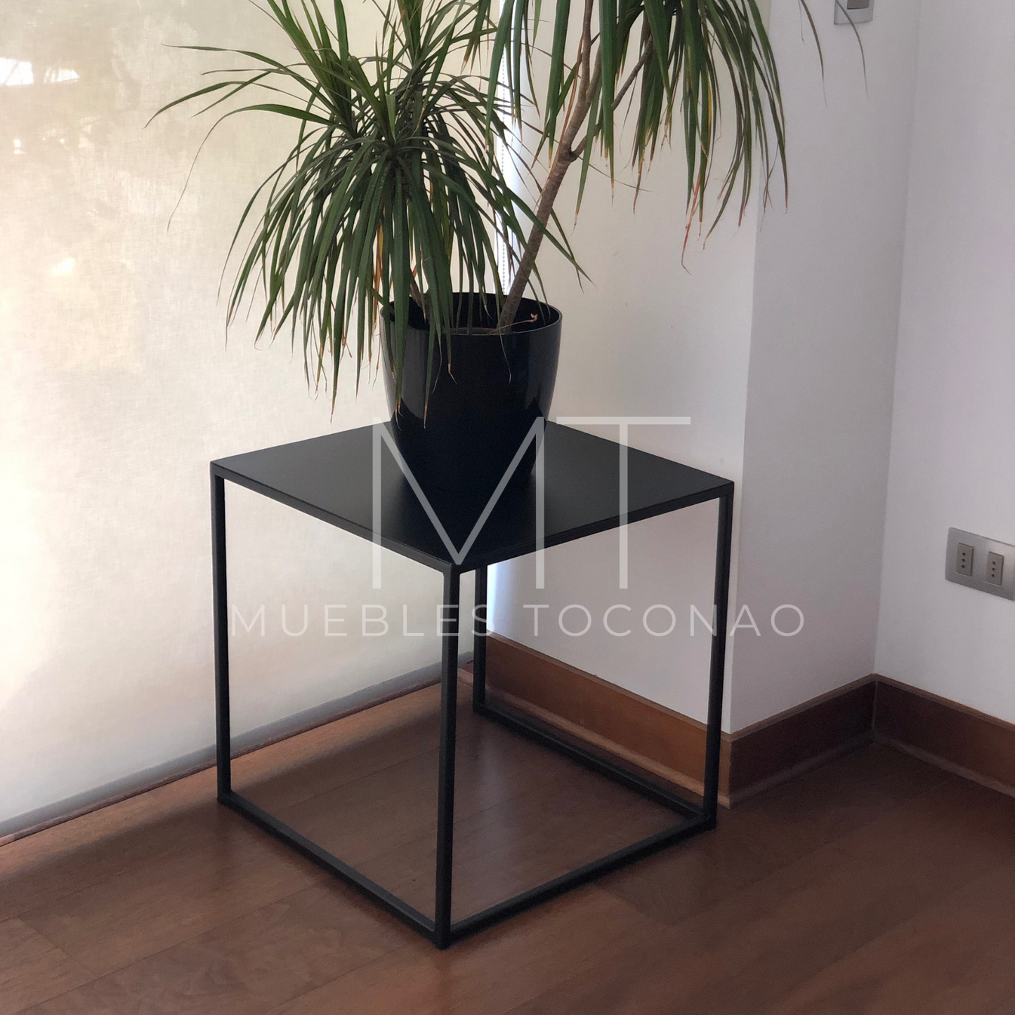 Mesa de centro cubierta latón. Pata cubo