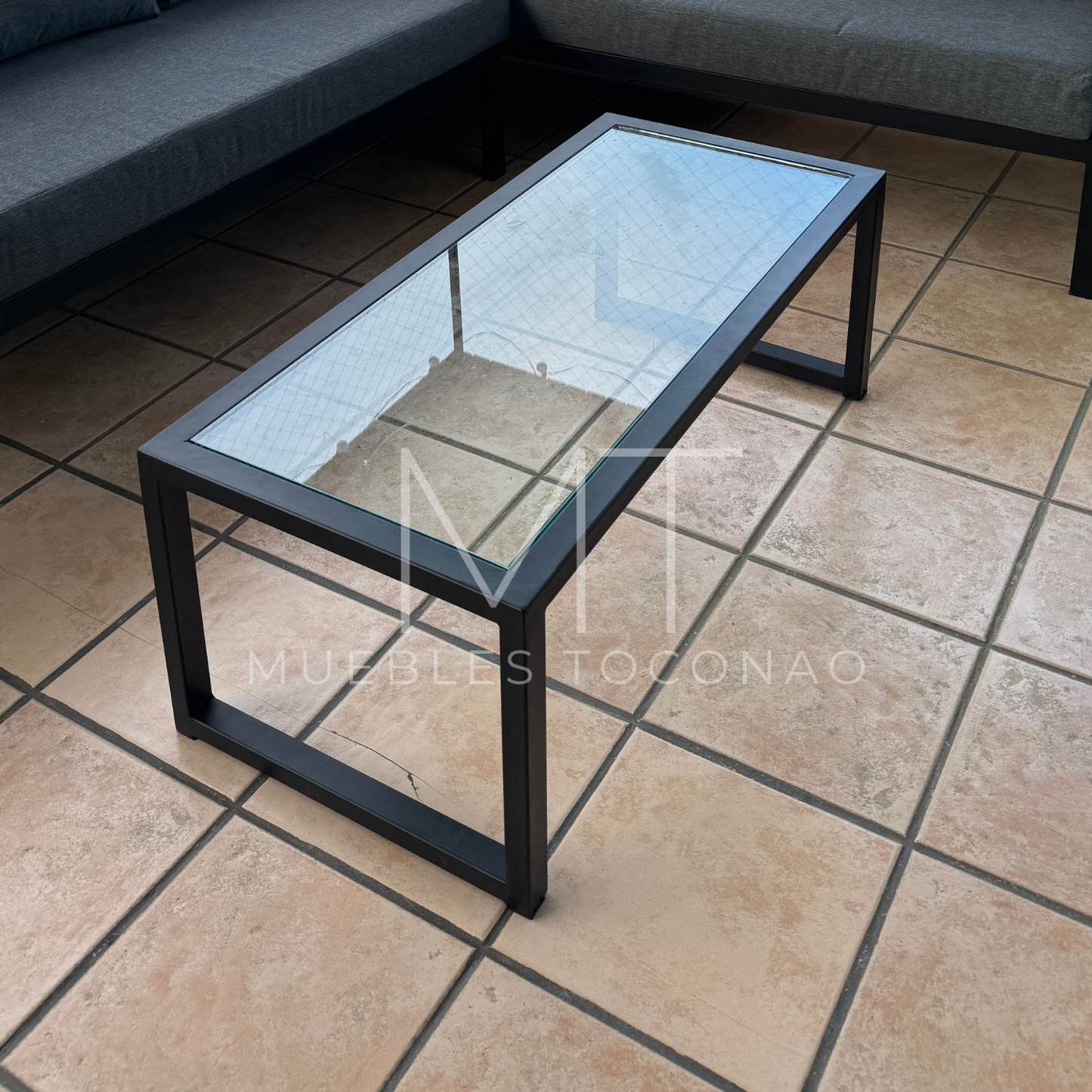 Mesa de Centro cubierta vidrio. Patas corchete
