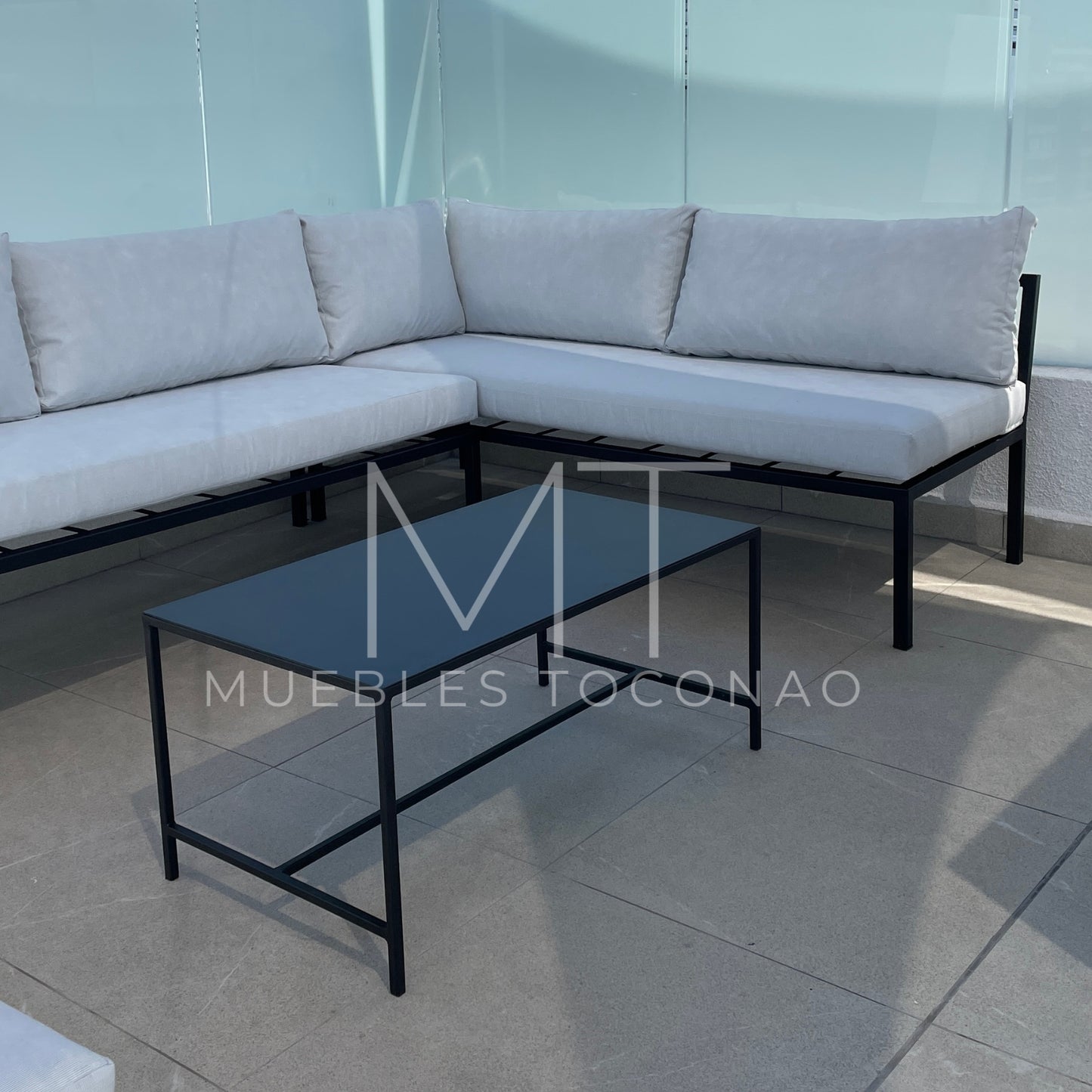 Mesa de centro cubierta latón. Patas en H