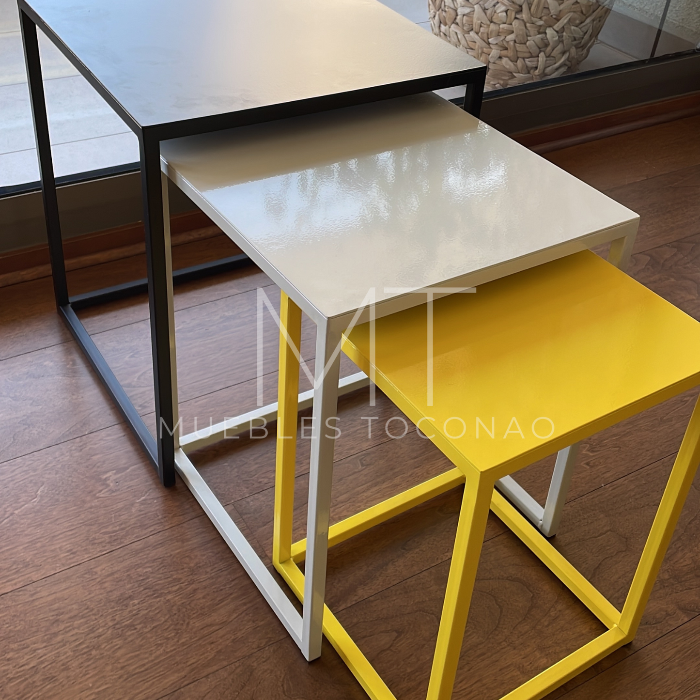 Mesa de centro cubierta latón. Pata cubo