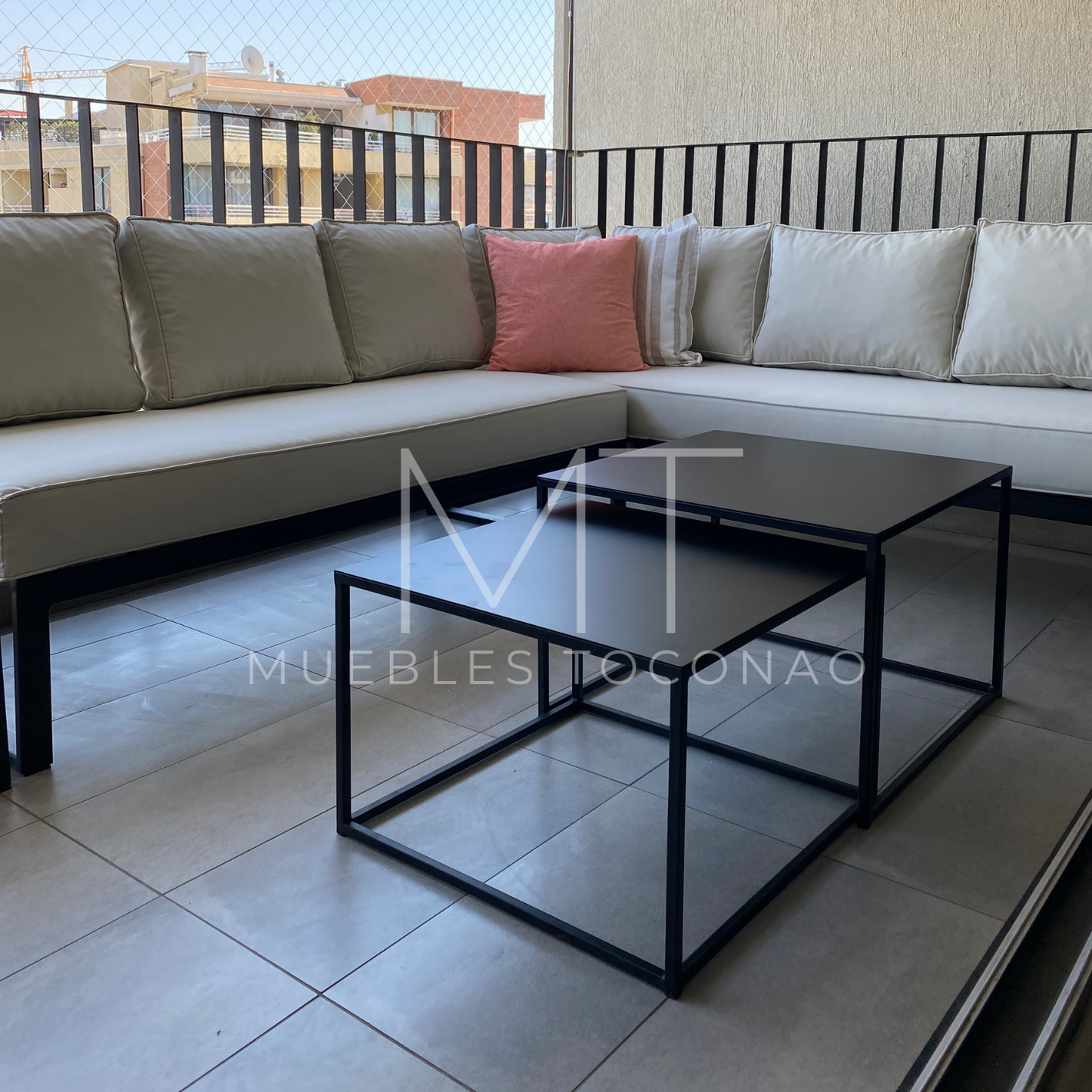 Mesa de centro cubierta latón. Pata cubo