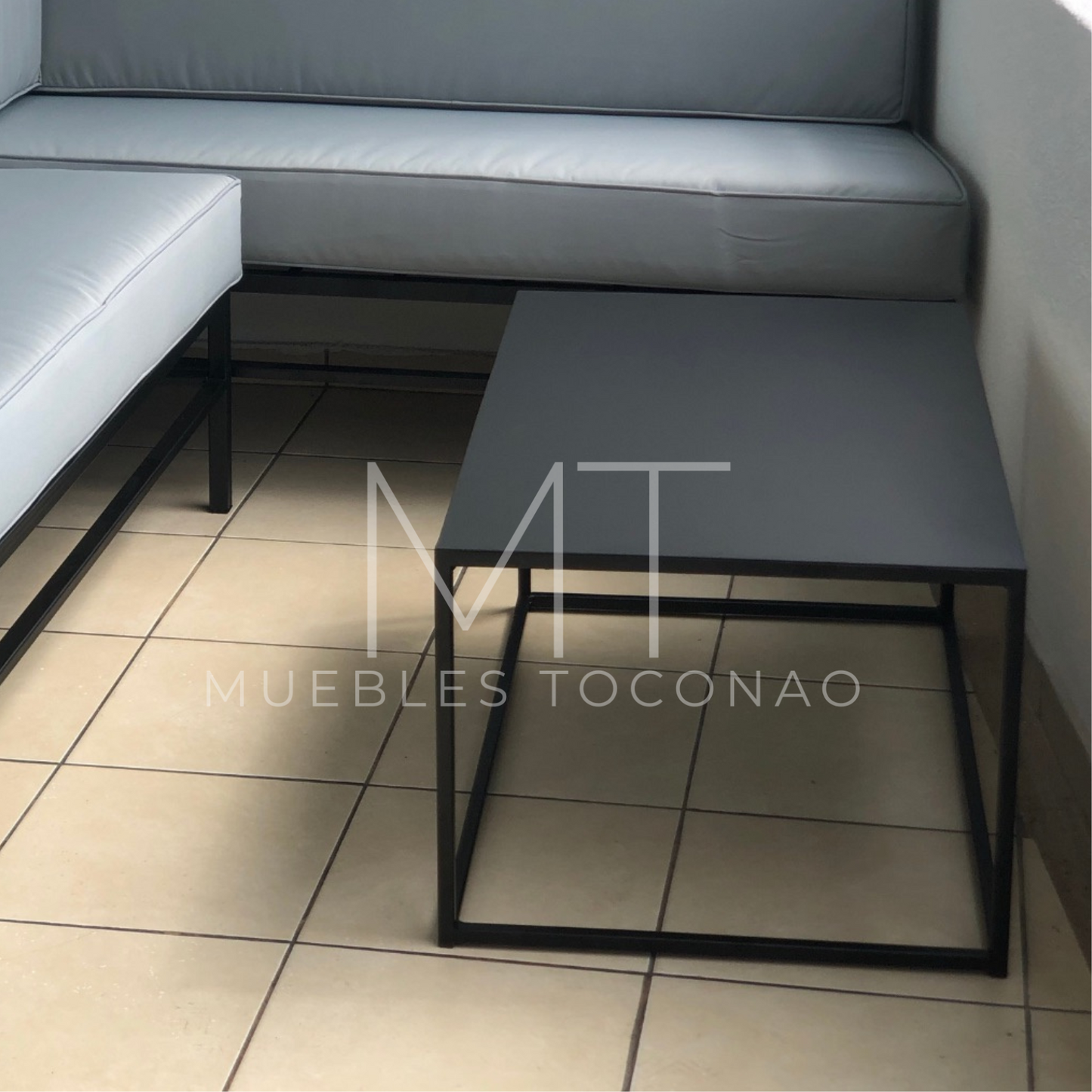Mesa de centro cubierta latón. Pata cubo