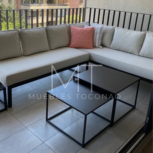 Mesa de centro cubierta latón. Pata cubo