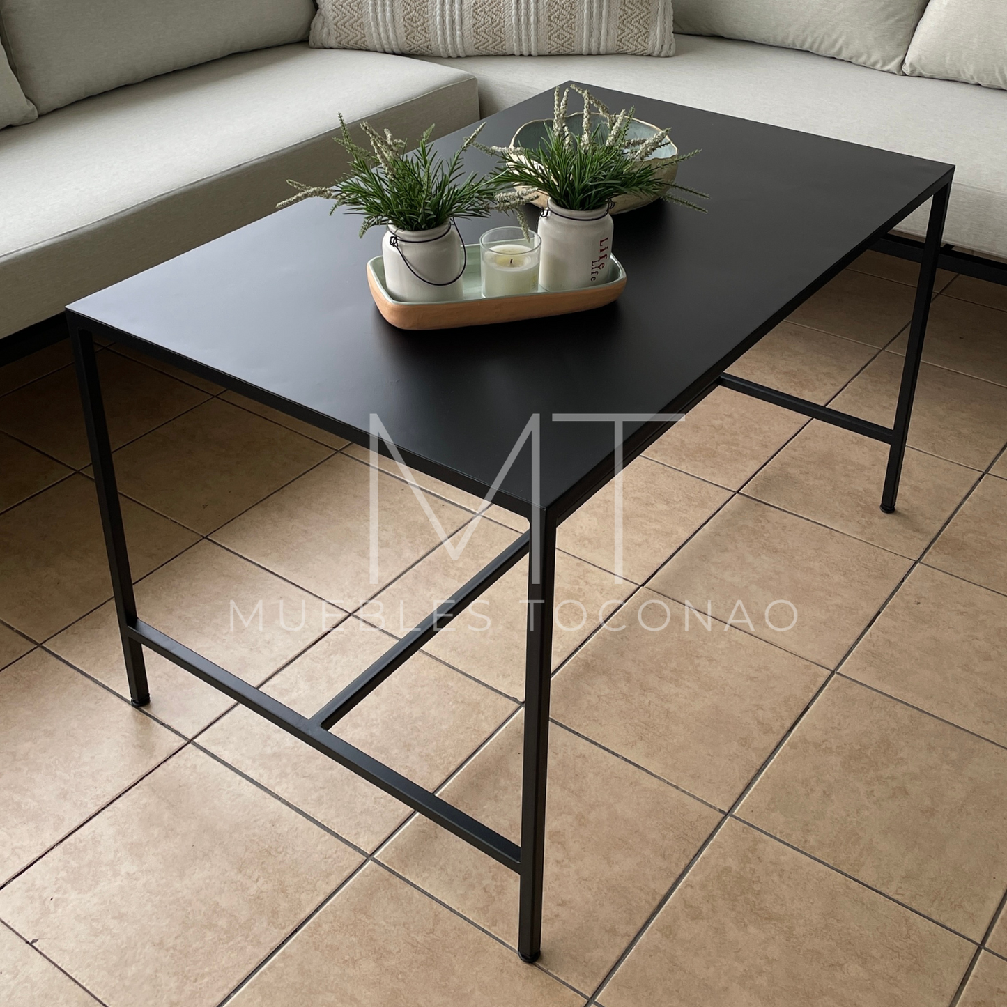 Mesa de centro cubierta latón. Patas en H