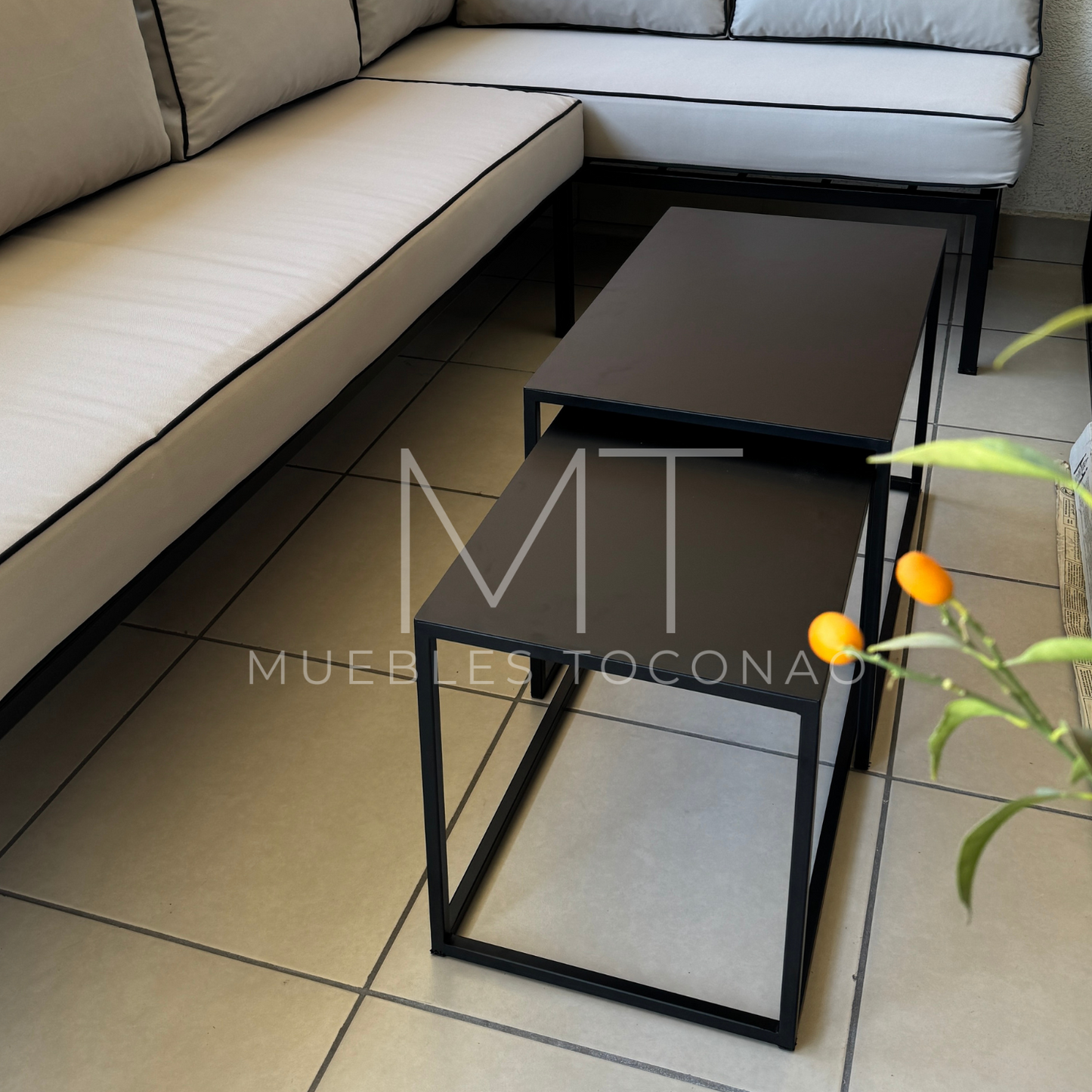 Mesa de centro cubierta latón. Pata cubo