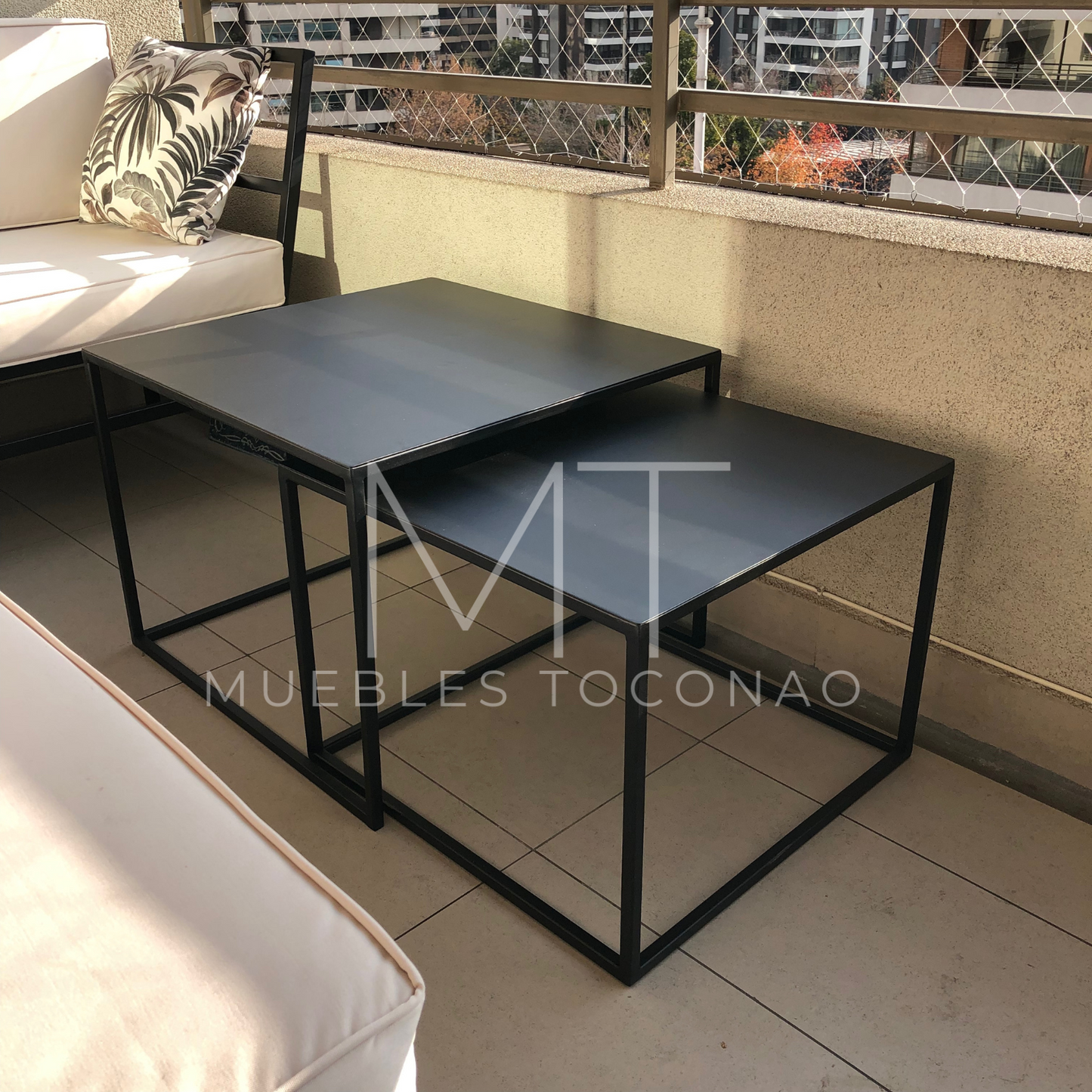 Mesa de centro cubierta latón. Pata cubo